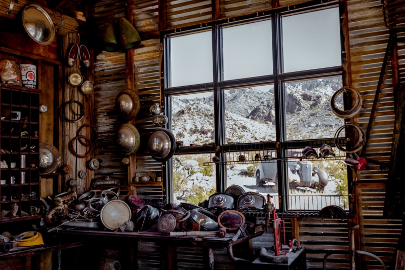 cordonnerie-LA MARTRE-min_shop_window_part_junk_abandoned-138873